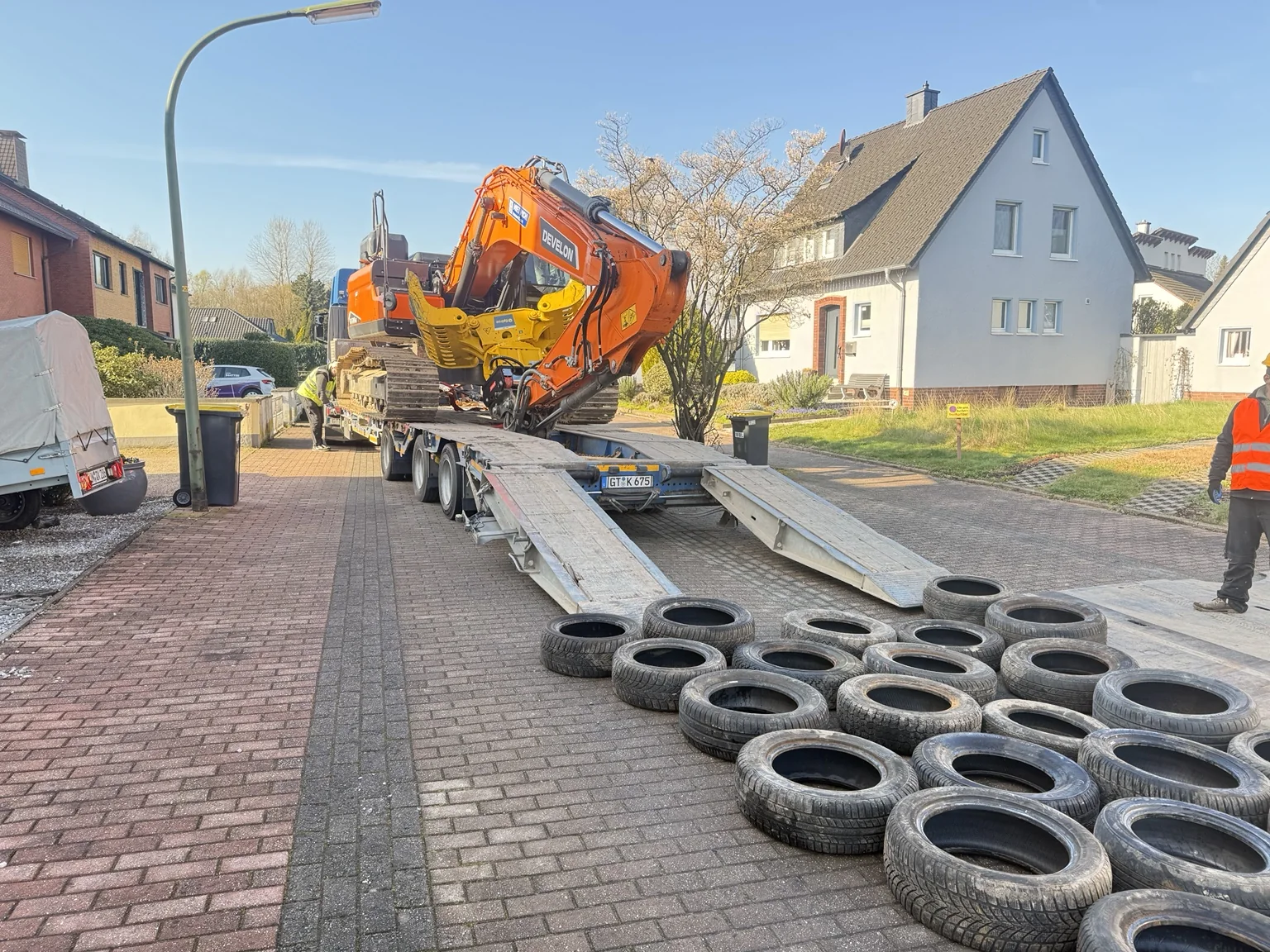 Develon Bagger auf Tieflader
